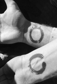 情侣手臂上黑色水墨几何线条圆形纹身图片
