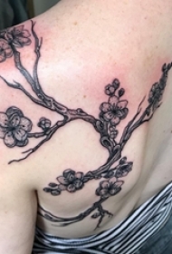 女生后背上黑色点刺抽象线条植物树枝和花朵纹身图片