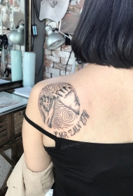 女孩背部黑灰手和字母纹身图案