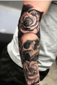 男生手臂上黑灰素描点刺技巧创意恐怖骷髅玫瑰纹身图片