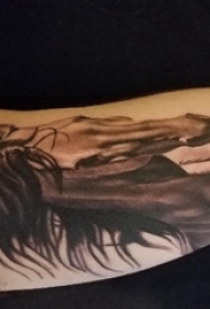 男生手臂上黑灰点刺简单线条小动物马纹身图片
