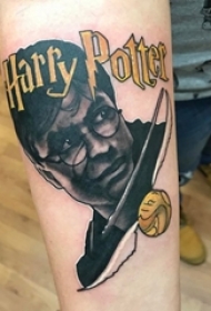 男生手臂上彩绘水彩素描创意经典哈利波特元素纹身图片