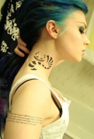 女生脖子上黑色线条创意可爱猫咪纹身图片
