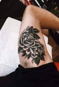 男生手臂上唯美黑灰玫瑰纹身图片