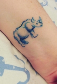 犀牛纹身图案 女生手腕上彩色的犀牛纹身图片