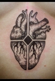 女生胸下黑灰素描点刺技巧创意心脏纹身图片