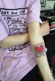 女生手臂上黑色线条创意爱心纹身图片