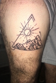 太阳纹身男生大腿上太阳和山峰纹身图片