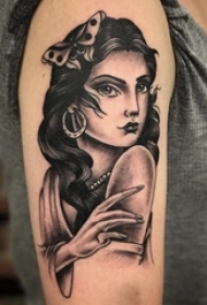 双大臂纹身 女生大臂上黑色的人物肖像纹身图片