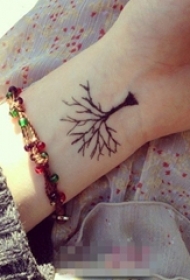 女生手腕上黑色线条创意生命树纹身图片