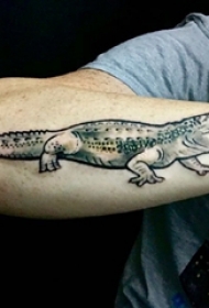 男生手臂上黑灰点刺简单线条小动物鳄鱼纹身图片