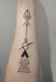 女生手臂上黑色点刺几何线条创意三角形纹身图片