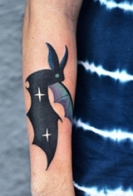 男生手臂上彩绘渐变小动物轮廓蝙蝠纹身图片