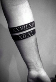 男生手臂上黑色底白色线条花体英文纹身图片