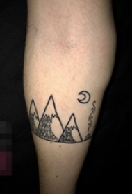 女生手臂上黑色线条简约月亮下的山丘纹身图片