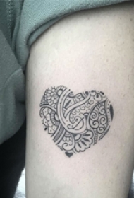 女生手臂上黑色几何心形抽象线条花纹纹身图片