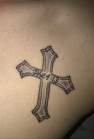男生后背上黑灰点刺简单线条十字架纹身图片