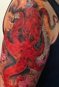 男生手臂上彩绘水彩素描创意章鱼花臂纹身图片