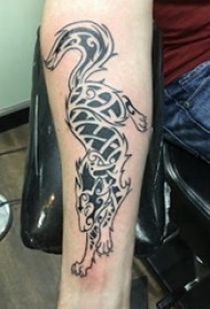 手臂纹身图片 男生手臂上黑色的狐狸纹身图片