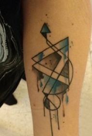 男生手臂上黑色线条几何元素水彩泼墨纹身图片