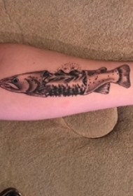 手臂纹身素材 男生手臂上黑色的鱼纹身图片