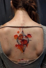 女生后背上彩绘泼墨几何简单线条创意纹身图片
