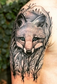 男生大臂上黑色点刺简单线条植物和狐狸纹身图片