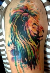男生大臂上彩绘渐变抽象线条小动物狮子纹身图片