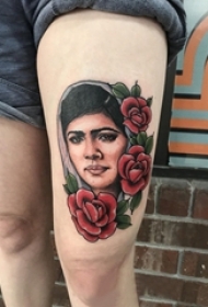 人物肖像纹身女生大腿上花朵和人物肖像纹身图片