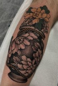 欧美小腿纹身 男生小腿上黑色的花朵和花瓶纹身图片