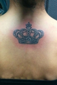 女生背部黑灰素描点刺技巧创意文艺唯美皇冠纹身图片