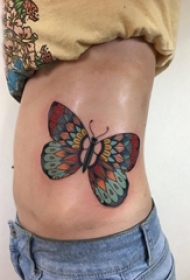 百乐动物纹身 女生侧腰上彩色的蝴蝶纹身图片
