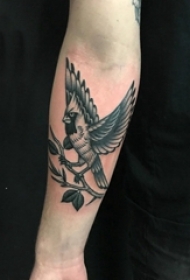 男生手臂上黑灰素描点刺技巧文艺小鸟纹身图片