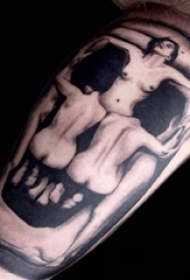 男生手臂上黑色点刺简单线条人物骷髅纹身图片