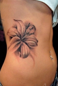 女生侧腰上黑灰点刺植物素材百合纹身图片