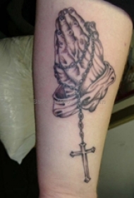 男生手臂上黑灰素描点刺技巧创意祈祷之手纹身图片