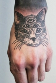 男生手背上黑灰素描点刺技巧创意可爱猫咪纹身图片