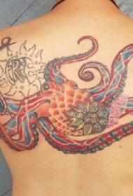 女生背部彩绘水彩素描创意霸气章鱼纹身图片