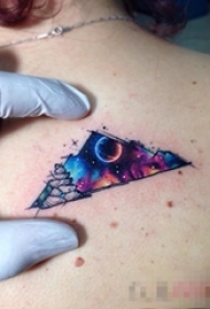 女生背部彩绘水彩创意星球元素几何三角形纹身图片