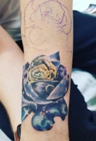 女生手臂上彩绘渐变星空元素简单线条花朵纹身图片