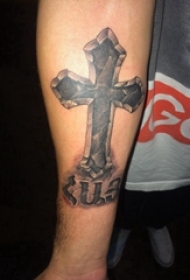 简单十字架纹身 男生手臂上简单十字架纹身图片