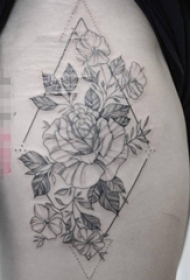女生大腿上黑色几何线条植物花朵纹身图片