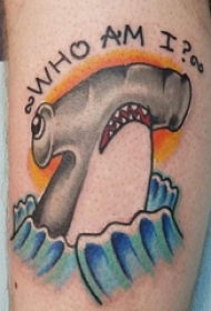 男生小腿上彩绘渐变浪花和小动物锤头鲨纹身图片