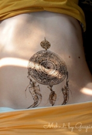 女生腹部黑色几何线条羽毛和捕梦网纹身图片