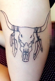 女生大腿上黑色简单线条动物头骨纹身图片