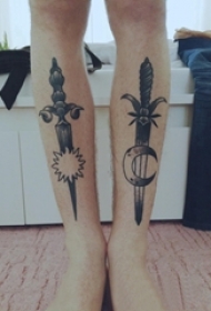 女生小腿上黑色点刺几何线条月亮太阳和匕首纹身图片