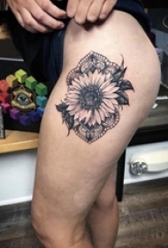 女生大腿上黑灰点刺简单线条蕾丝和花朵纹身图片