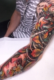 男生手臂上彩绘水彩素描创意骷髅恐怖花臂纹身图片