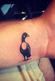 男生手腕上黑色点刺简单线条动物鸭子纹身图片
