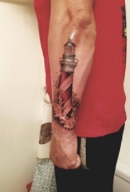 男生手臂上彩绘抽象线条浪花和灯塔纹身图片